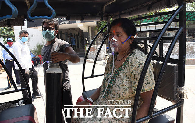 28일(현지시간) 인도 파트나에서 한 시민이 산소통을 이용해 코로나19 임시 치료를 받고 있다. /파트나=신화.뉴시스