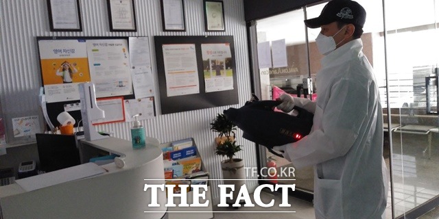 충북도교육청이 최근 학원가에서 코로나19 확진이 잇따르자 학원과 교습소에 방역 지원을 하고 있다. / 충북도교육청 제공