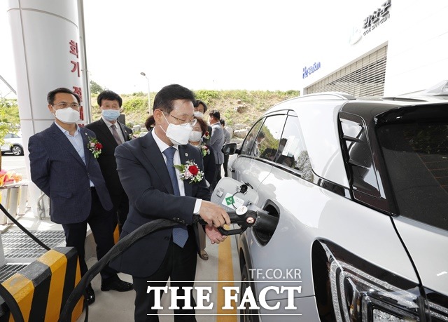 29일 괴산군 괴산읍 대사리에서 개미 수소충전소 준공식이 열린 가운데 이차영 군수가 충전을 하고 있다. 이 수소충전소는 1393㎡ 부지에 건축면적 329㎡ 규모로 1일 최대 65대를 충전할 수 있다. / 괴산군 제공