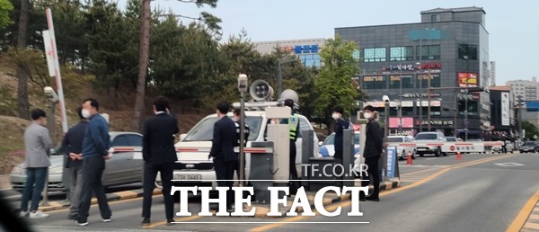 29일 오전 9시경 민주노총 조합원들이 자신들의 주장을 안들어 준다며 경북도청 서문 진.출입 게이트를 막는 어이없는 일이 벌어졌다./안동=오주섭기자