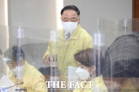  비상경제중앙대책본부 회의 참석하는 홍남기 부총리 [포토]