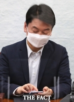  휴대전화 바라보는 안철수, '국민의힘과 통합 방향은?' [TF사진관]