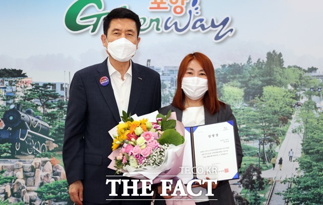 문화체육관광부와 한국관광공사가 주관하는 2021년 관광두레 사업에서 관광두레 PD에 선정된 이나나씨가 이강덕 포항시장과 기념사진을 찍고 있다./포항시 제공