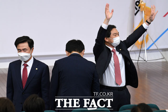 국민의힘 원내대표로 선출된 김기현 의원가 동료 의원들에게 두 손을 들어 인사하고 있다. 왼쪽은 김기현 신임 원내대표와 결선 투표까지 경쟁을 펼쳤던 김태흠 후보.