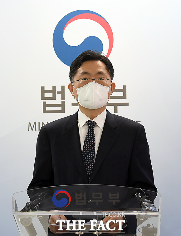 이정수 법무부 검찰국장이 30일 오후 서울 서초구 서울고등검찰청 의정관에서 브리핑을 열고 검사 인사제도와 관련해 설명하고 있다. /이새롬 기자