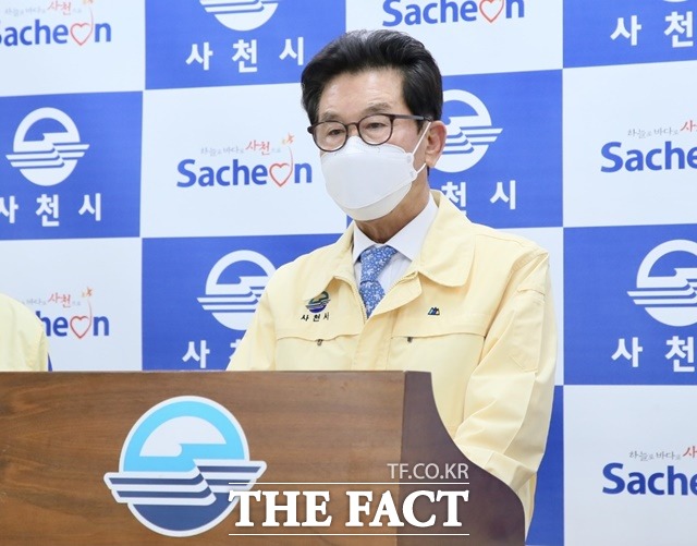 송도근 사천시장이 코로나19관련 브리핑을 하고 있다./사천시 제공