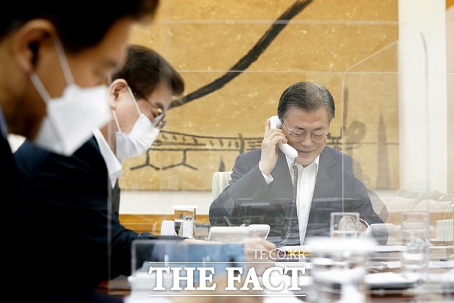 문재인 대통령과 조 바이든 미국 대통령의 첫 대면 정상회담이 오는 5월 21일(현지시간) 미국 워싱턴에 위치한 백악관에서 열릴 예정이다. 지난 2월 4일 오전 문 대통령과 바이든 대통령의 첫 정상통화가 진행되고 있는 모습. /청와대 제공