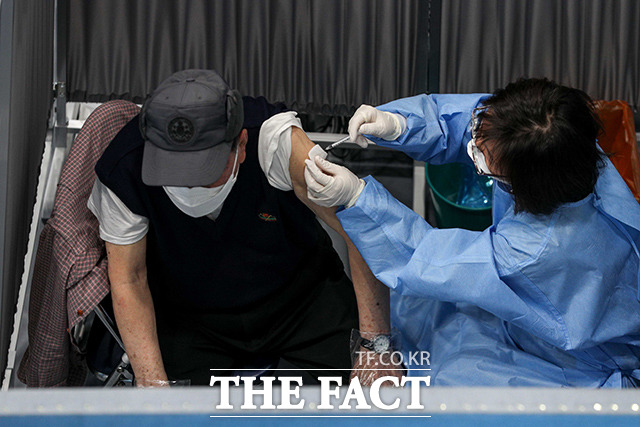 방역당국이 지자체에 백신 신규 접종 예약을 자제하도록 요청한 데 대해 물량 부족 때문이 아니라 2차 접종에 집중하기 위함이라고 해명했다. 1일 서울 송파구 체육문화회관에 마련된 예방접종센터에서 어르신들이 접종을 하고 있다. /사진공동취재단