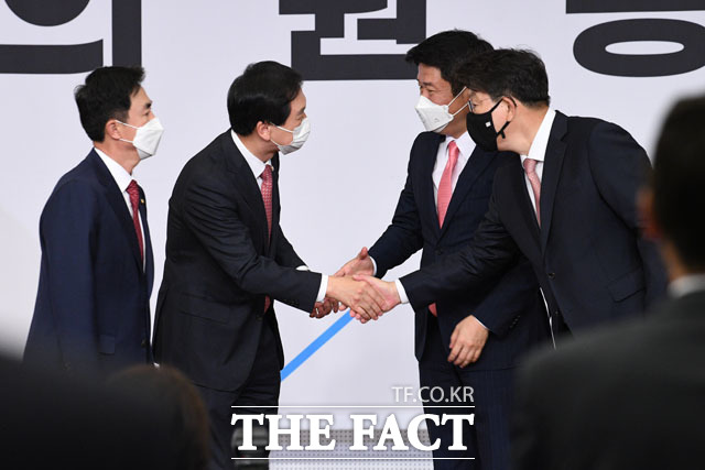 국민의힘 원내대표로 선출된 김기현 의원(왼쪽 두 번째)이 경쟁을 펼쳤던 김태흠, 유의동, 권성동 의원(왼쪽부터)과 악수하고 있다.
