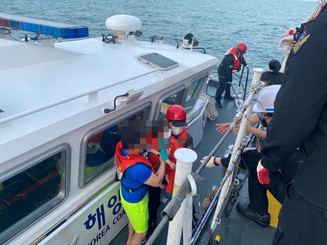 제주해양경찰서는 29일 오후 추자도에서 급성신부전으로 의심되는 16개월 소아 환자를 제주해경 500톤급 경비함정 이용 제주항에 대기 중인 119구급대에 안전하게 인계했다고 밝혔다. / 제주해양경찰서 제공