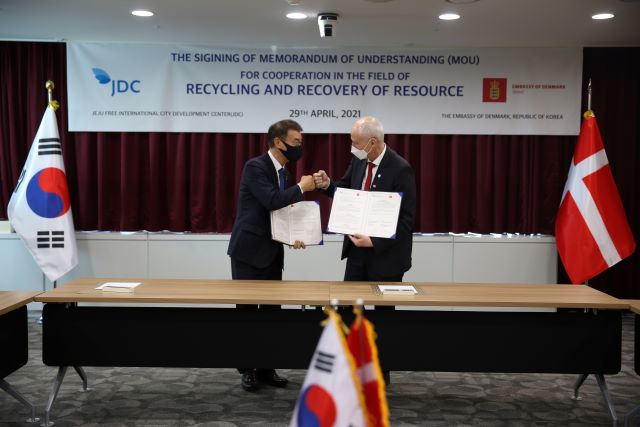 제주국제자유도시개발센터는 29일 오후 2시 JDC 본사에서 주한 덴마크 대사관과 환경분야 협력 증진을 위한 업무협약을 체결했다고 밝혔다. / JDC 제공