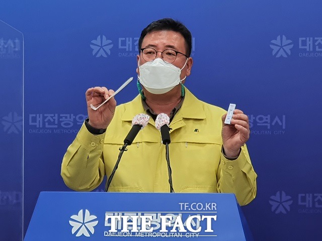 정해교 보건복지국장이 30일 의료진이 사용하는 신속 항원키트에 대해 설명하고 있다. / 김성서 기자