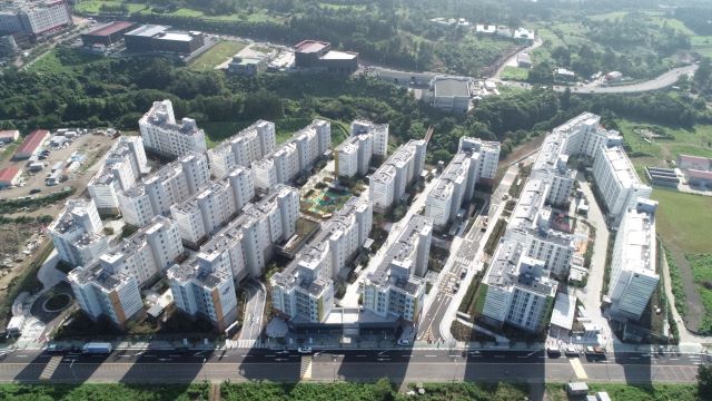 제주국제자유도시개발센터(이사장 문대림, JDC)와 제주금연지원센터(센터장 강지언)는 29일 JDC 공공임대주택 금연문화조성을 위한 업무협약을 체결했다고 밝혔다. / JDC 제공