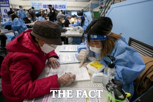 서울시가 백신 부족 논란에 대해 사실이 아니라고 부인했다. /이선화 기자