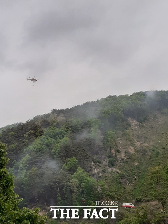 30일 오전 6시쯤 충북 청주시 상당구 가덕면 계산리 야산에서 불이나 0.5㏊를 태우고 2시간여 만에 진화됐다. 소방헬기가 물을 뿌리고 있다. / 청주시 제공
