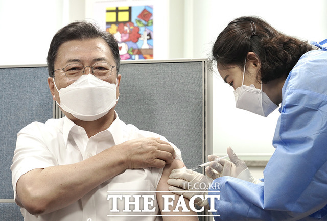 문재인 대통령이 30일 오전 서울 종로구 보건소에서 아스트라제네카 코로나19 백신 2차 예방접종을 하고 있다. /청와대 제공