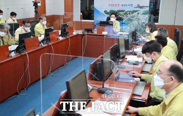 김경수 경남도지사가 30일 진주시청에서 국무총리 직무대행 주재 중앙재난안전대책본부회의 참석 후 경남도 재난안전대책본부 회의를 주재하고 있다./경남도 제공