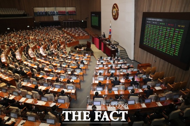 국회는 지난 29일 본회의를 열고 ‘이해충돌방지법’(공직자의 이해충돌 방지법안)을 재석 251인 가운데 찬성 240명, 반대 2명, 기권 9명으로 통과시켰다. /남윤호 기자