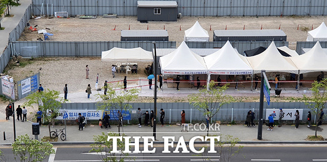 지난 4월 24일 코로나19 임시선별진료소에 시민들이 검사를 기다리며 줄을 서고 있다. /남용희 기자