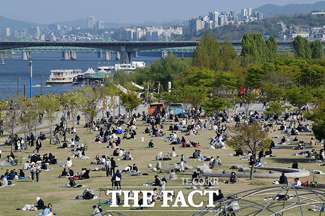 한강공원에서 실종됐던 대학생이 숨진 채 발견된 가운데, 머리 뒤에서 2개의 상처가 발견됐다. 이에 국과수는 부검을 실시할 예정이다. /이선화 기자