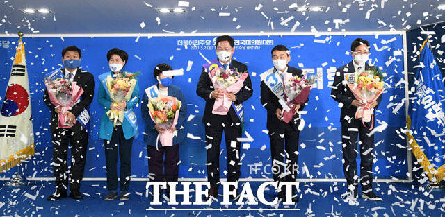 더불어민주당 신임 대표로 선출된 송영길 후보(가운데)와 더불어 최고위원으로 선출된 김영배, 백혜련, 전혜숙, 김용민, 강병원 후보(왼쪽부터). /남윤호 기자