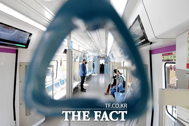 수도권광역급행철도GTX-A(Great Train Express-A) 철도 차량 실물 내부를 시민들이 살펴보고 있다./이선화 기자