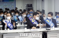  경쟁 후보와 악수하는 송영길 대표 [포토]