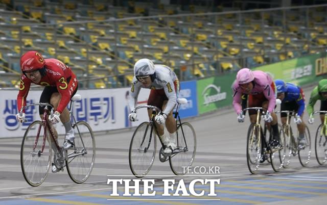 지난 3월 14일 일요 경주 특선 결승에서 임채빈(3번)이 종합순위 2위와 3위인 황인혁(7번)과 성낙송(1번)을 제치고 1위로 결승선을 통과하고 있다./기금조성총괄본부 제공