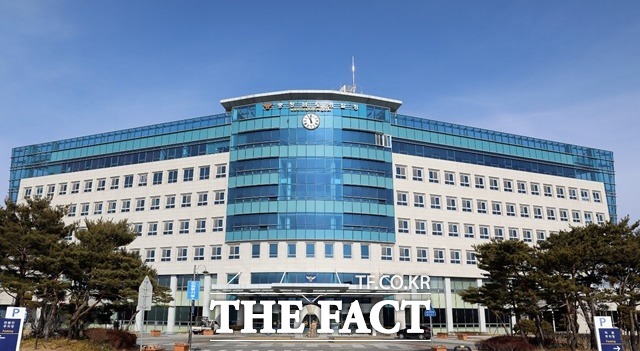 충남경찰청이 부동산 투기 의혹이 제기된 천안시의회 황천순 의장에 대해 압수수색을 진행하고 있다./ 충남경찰청 제공