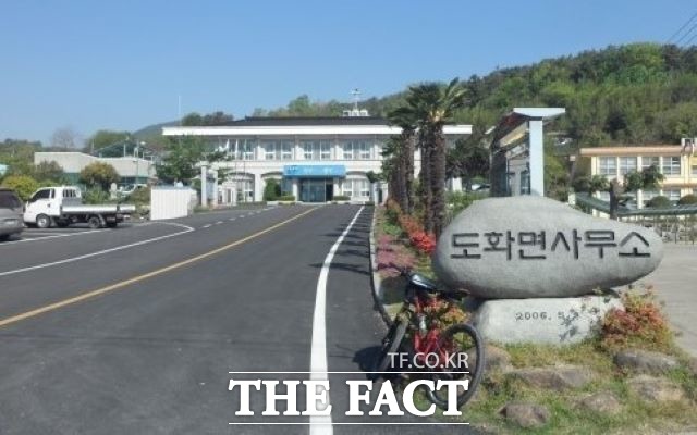 고흥군은 3일 코로나19 확진자가 11명이 추가 발생, 이틀 동안 모두 15명의 확진자가 발생함에 따라 군내 2개과와 도화면 등을 일시 폐쇄조치하고 직원들은 모두 자가격리조치했다. 사진은 2명의 확진자 발생으로 폐쇄조치된 도화면 일대 전경. /더팩트 DB