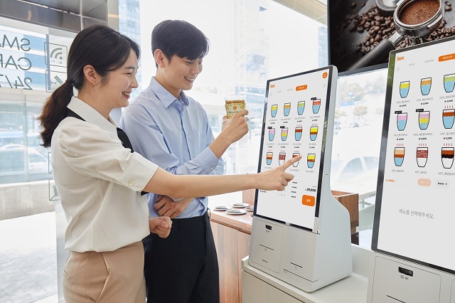 삼성전자가 프랜차이즈 커피 전문 업체 커피에 반하다에 삼성 키오스크를 공급한다고 3일 밝혔다. /삼성전자 제공