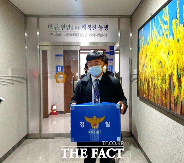 경찰이 부동산 투기 의혹이 제기된 천안시의회 황천순 의장에 대한 압수수색을 마친뒤 나오고 있다. / 김아영 기자