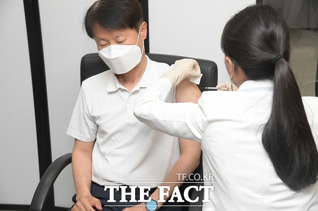 김강립 식약처장이 3일 서울 용산구보건소에서 아스트라제네카 백신을 접종 받고 있다. / 식약처 제공