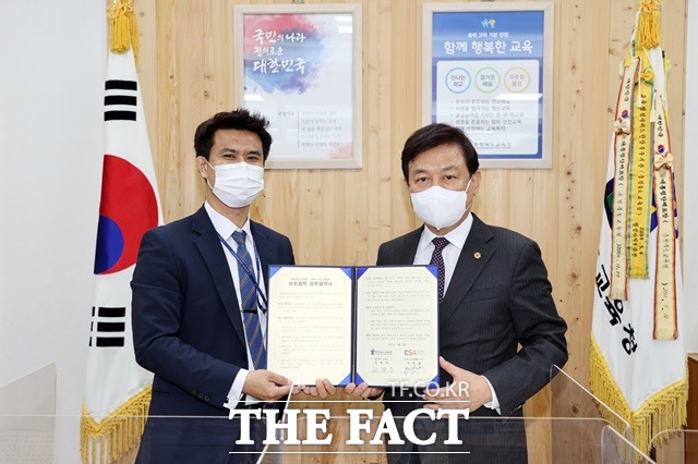 충북도교육청과 충북스타트업협회가 창업문화 확산과 학생 창업교육 지원을 위해 3일 업무협약을 체결했다. 협약식에서 안창호 충북스타트업협회 의장(왼쪽)과 김병우 교육감이 기념촬영을 하고 있다. / 충북도교육청 제공