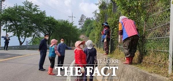 전북 임실군 옥정호 순환도로에 사계절 꽃향기를 만끽할 수 있는 쌈지화단을 조성하며 봄철 단장을 시작했다. /임실군 제공
