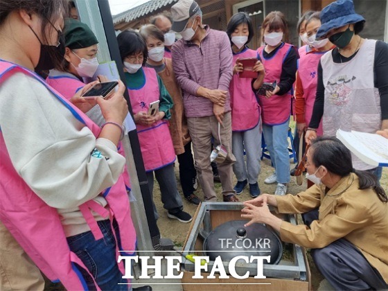 전북 순창군이 지역 향토자원 활용 및 전통주 제조 전문인력 양성을 위한 전통주 제조 주인 2급 자격과정 교육을 농업기술센터에 마련된 농산물가공실습장에서 실시하고 있다. /순창군 제공