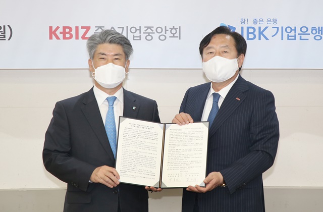 윤종원(왼쪽) 기업은행장과 김기문 중소기업중앙회 회장이 코로나19 위기극복을 위한 소기업‧소상공인 비대면 금융지원 업무협약을 체결 후 기념촬영을 하고 있다. /기업은행 제공