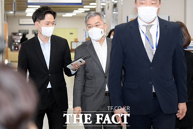 최강욱(사진, 가운데) 열린민주당 의원의 공직선거법 위반 혐의 사건 재판이 4일 마무리된다. /이선화 기자