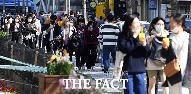 서울 마포구 연남동을 찾은 시민들이 걸음을 옮기고 있다.