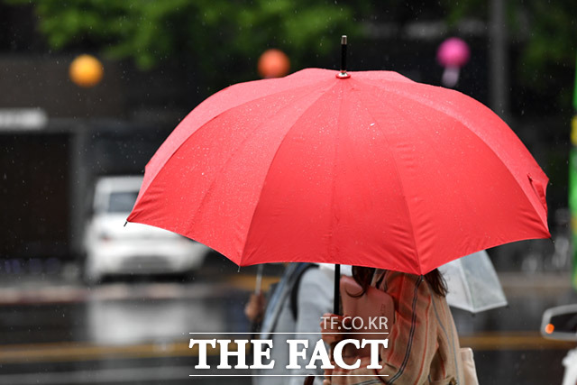 전국적으로 비가 내리는 4일 오후 서울 중구 프레스센터 일대에서 시민들이 우산을 쓰고 거리를 지나고 있다. /임세준 기자