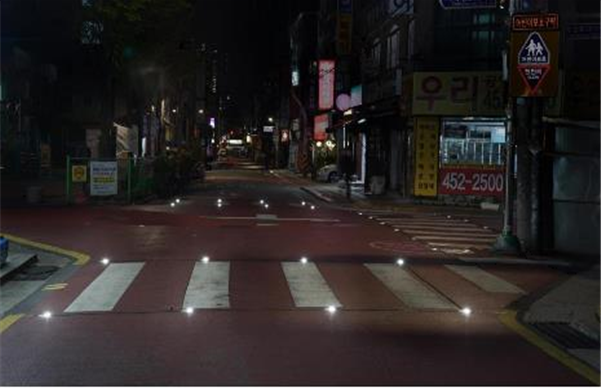 제주시가 야간 횡단보도 보행 시 보행자 교통사고 예방을 위해 활주로형 LED 횡단보도를 한라초등학교 등 8곳에 조성한다고 밝혔다. / 제주시 제공