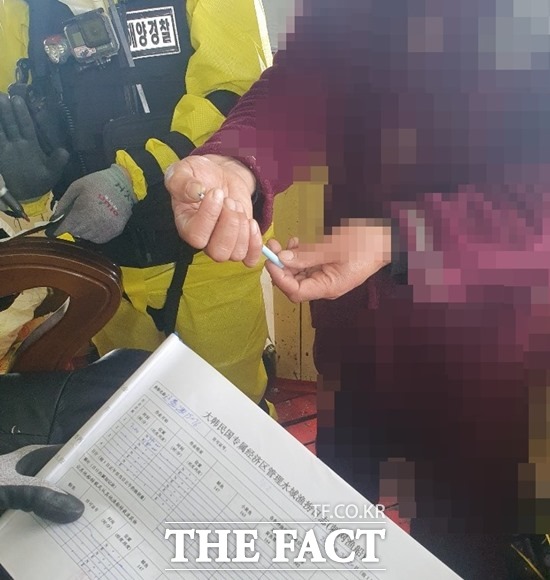 4일 군산해양경찰서에 따르면, 전날 오후 4시께 군산시 옥도면 어청도 남서쪽 63km해상에서 중국 반금선적 유망어선1척을 배타적 경제수역에서의 외국인 어업등에 대한 주권적 권리 행사에 관한 법률 위반 혐의로 나포했다. /군산해경 제공