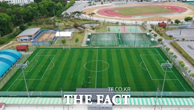 정읍시는 생활체육 저변 확대와 주민들의 즐거운 여가생활을 위해 국민체육센터 축구장의 노후화된 인조잔디를 교체했다. / 정읍시 제공