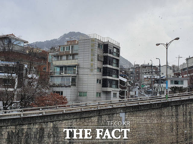 4일 서울시부동산정보광장에 따르면 지난달 서울의 다세대·연립주택 매매 건수(신고일 기준)는 총 3217건으로 아파트 매매 건수(1450건)보다 2.2배 많은 것으로 집계됐다. /더팩트 DB