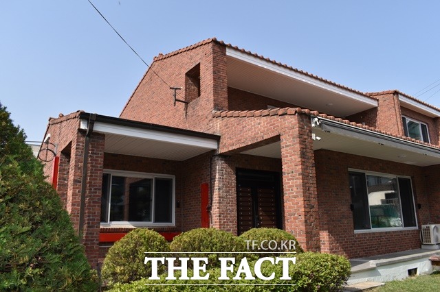 충북도교육청이 청주시 사창동에 가정폭력, 이혼, 방임 등 가정적 문제 또는 여러 가지 사정으로 학업중단 위기에 처한 학생에게 안정된 주거공간을 제공해 건강한 학교생활과 가정으로의 복귀를 돕기 위한 남학생 가정형 위(Wee)센터를 마련했다. / 충북도교육청