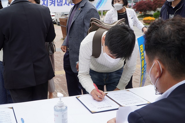 범시민 운동본부는 평택시민들과 쌍용차에 대한 정부 지원을 호소하는 서명운동을 진행했다. /쌍용차 제공