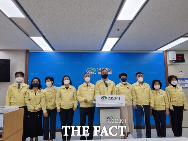 천안시의회 민주당 시의원들이 이종담 시의원의 삭발과 추경 삭감은 시민의 대변인으로서 책임 있는 행동이며 순수한 의정활동이라고 반박했다. / 천안=김경동 기자