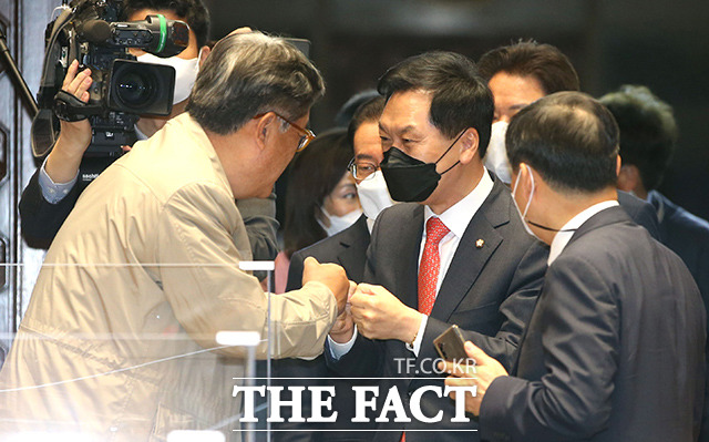 정진석 의원과 인사 나누는 김기현 권한대행