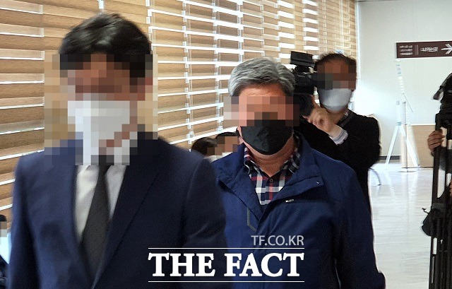 미공개 정보를 이용해 부동산 투기에 나섰다는 의혹을 받고 있는 세종시의원(사진 가운데)이 법정에 들어가고 있다. / 대전=김성서 기자