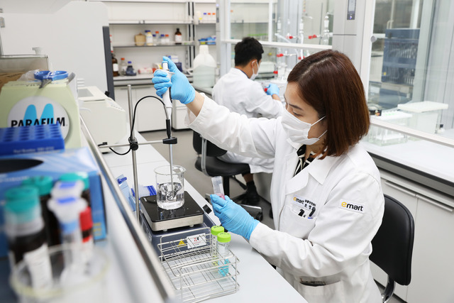 이마트는 4일 자사품질관리기관 상품안전센터가 국제공인시험기관으로부터 인정을 받았다고 밝혔다. /이마트 제공